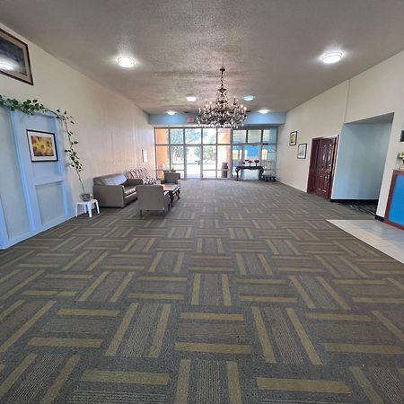 Colby Inn And Suites 외부 사진