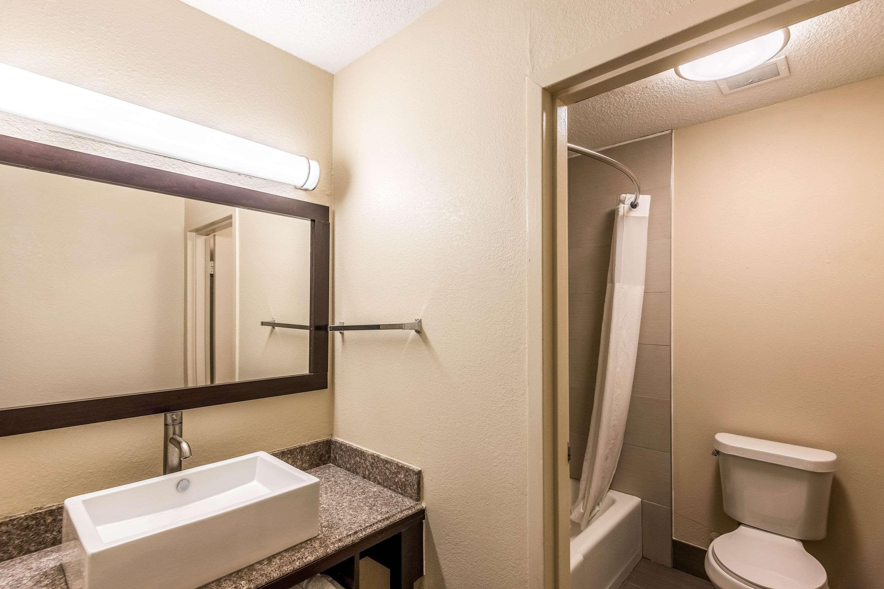 Colby Inn And Suites 외부 사진