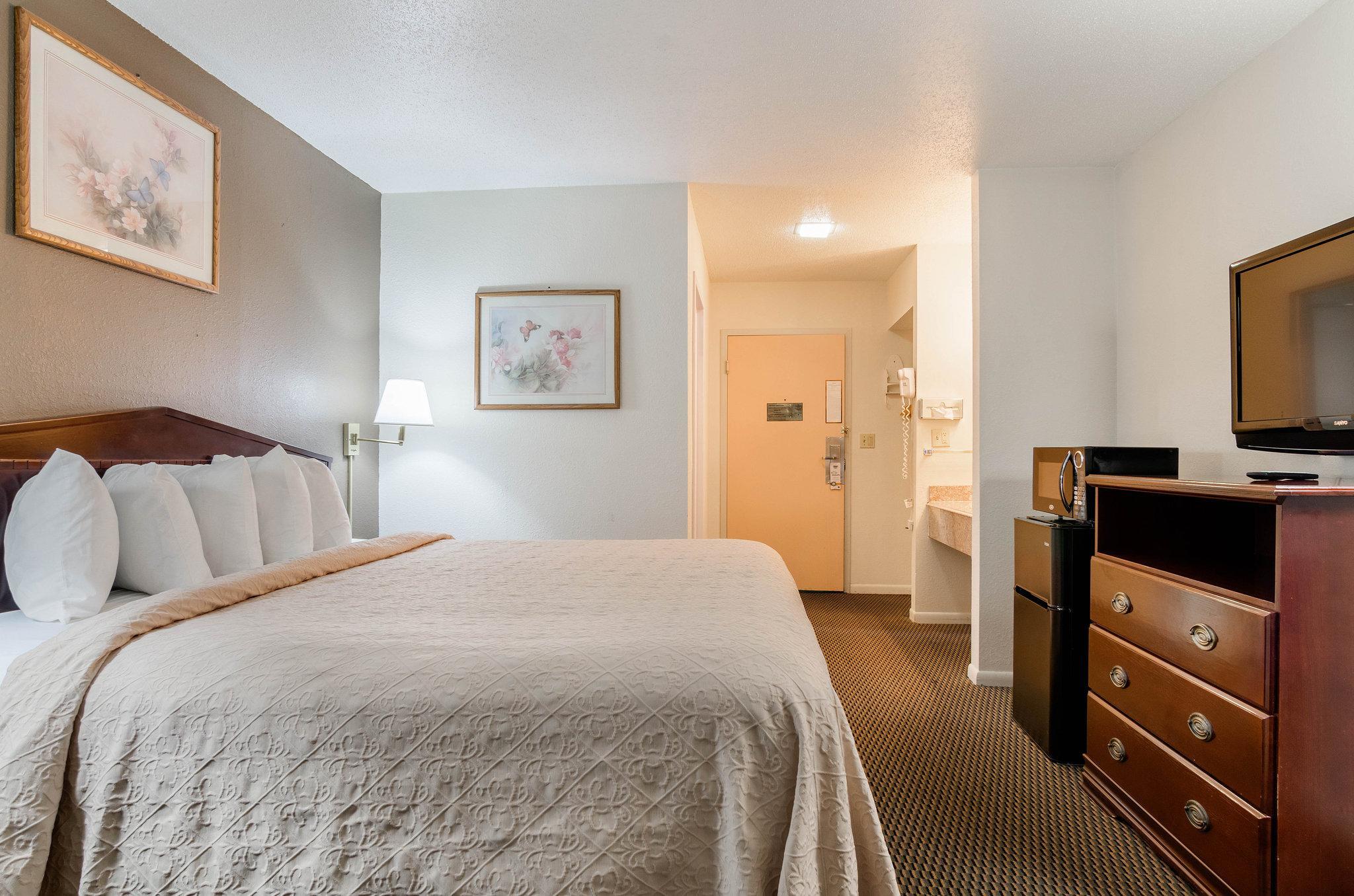 Colby Inn And Suites 외부 사진